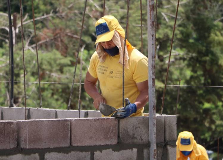 Privados de libertad realizan obras de servicio para la población salvadoreña